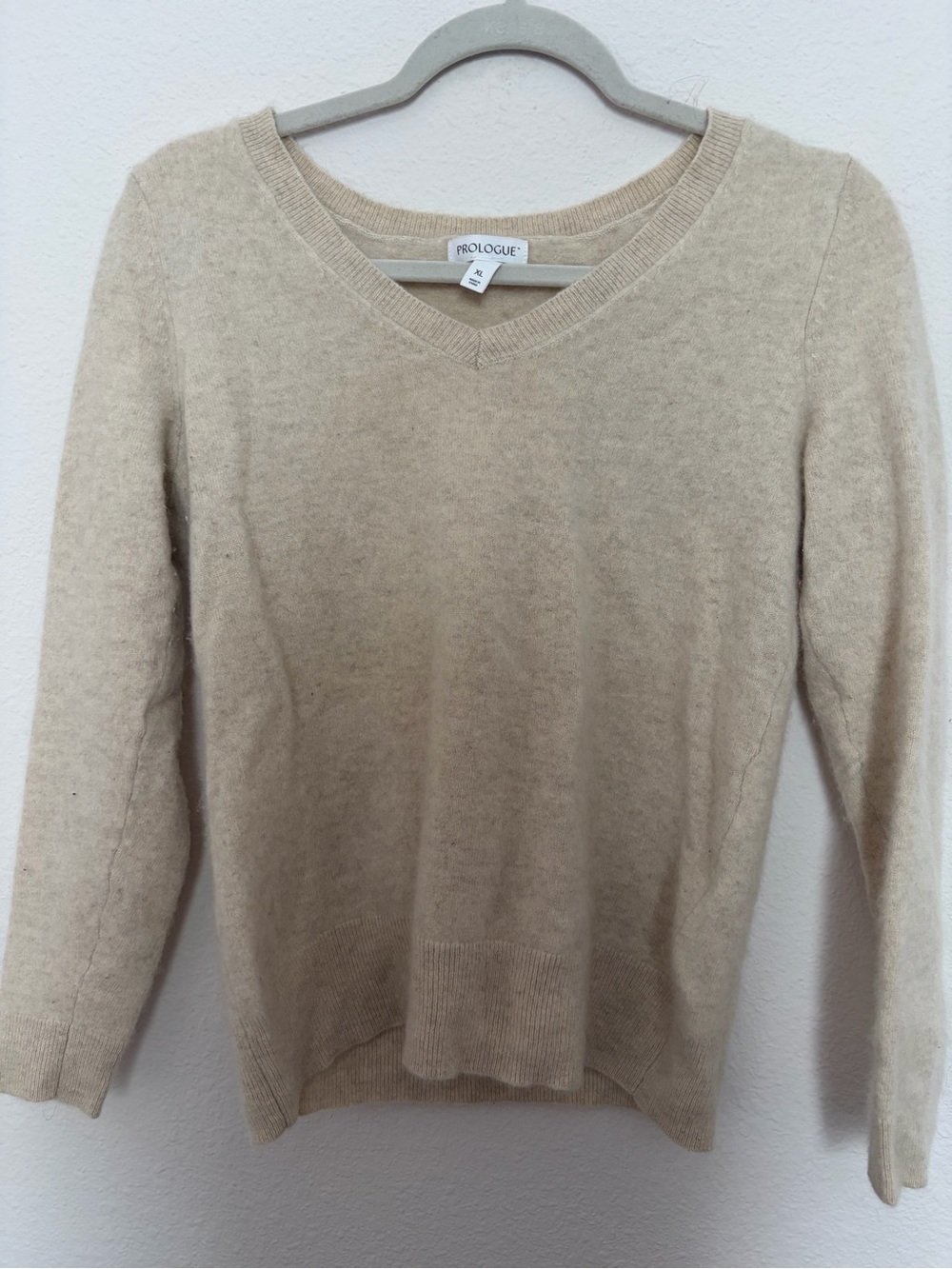 100% Cashmere Women's V-Neck Cream Sweater